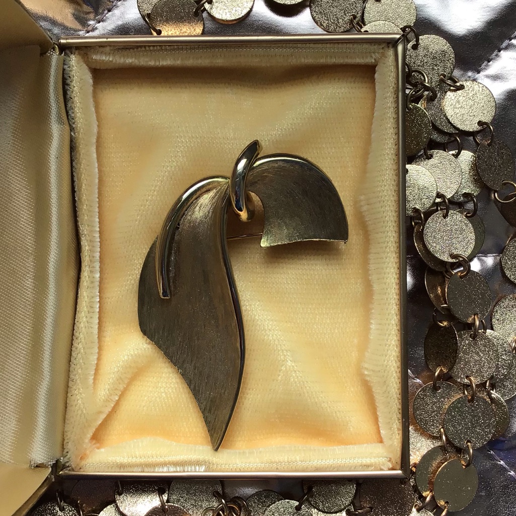 Vintage Gold Ribbon Hollywood Regency Jj Brooch